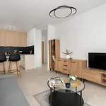 Jasny Z Parkingiem I Balkonem By Renters Poznań